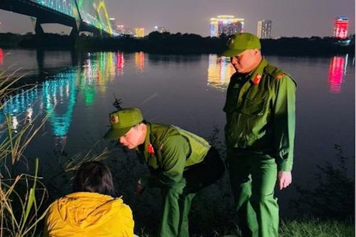 CS 113 kịp thời ngăn chặn một phụ nữ có ý định tự tử tại cầu Nhật Tân