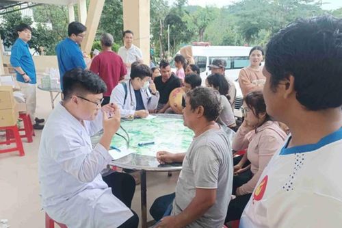 Gần 100 y bác sĩ TP.HCM lên đường chi viện cho Đắk Lắk sau mưa lũ