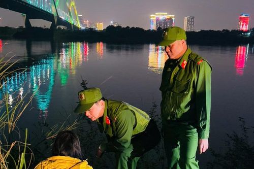 Kịp thời ngăn chặn người phụ nữ có ý định tiêu cực tại cầu Nhật Tân