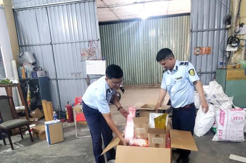 TP. HCM: Phát hiện kho chứa hàng ngàn mũ bảo hiểm không đạt chất lượng