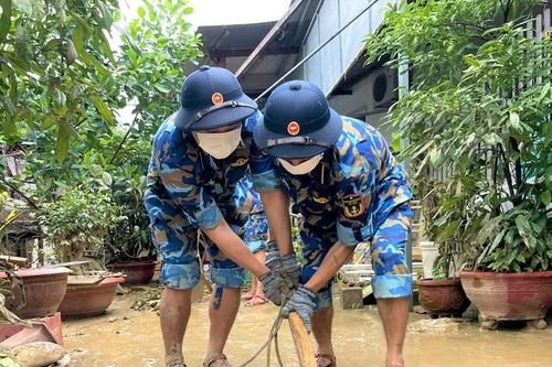 Học viên Hải quân dọn bùn đất giúp người dân vùng lũ