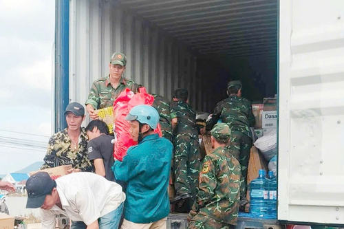Trung đoàn 108 phân phối hơn 30 tấn hàng cứu trợ người dân vùng lũ
