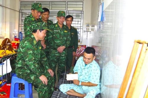 Quên mình cứu dân trong cơn lũ dữ