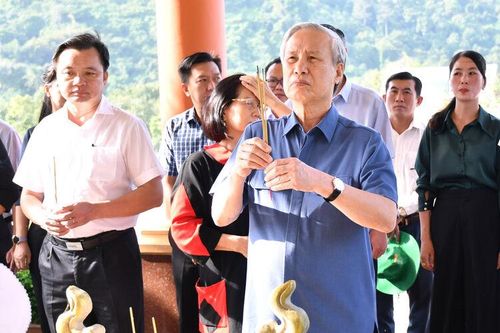 Nguyên Ủy viên Bộ Chính trị, nguyên Thường trực Ban Bí thư Trần Quốc Vượng dâng hương tại Khu Di tích lịch sử - thắng cảnh quốc gia Ba Hòn