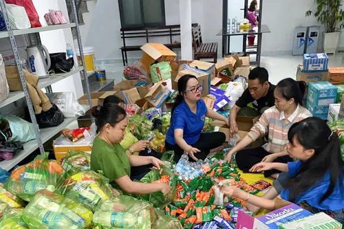 Phụ nữ phường Bắc Nha Trang chung tay hỗ trợ người dân vùng ngập lụt