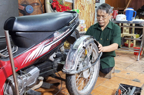 Thương binh làm 'đôi chân mới' cho người khuyết tật