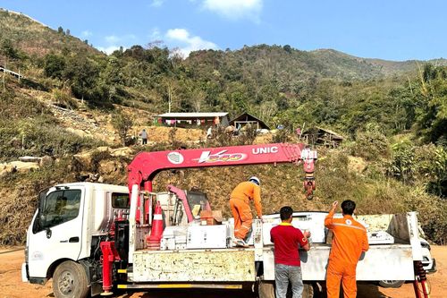 Màu áo cam đưa điện về bản
