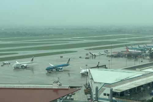35 chuyến bay phải đổi đường tránh bão số 15