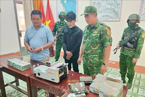 Bắt đối tượng vận chuyển hơn 7 tỉ đồng qua biên giới