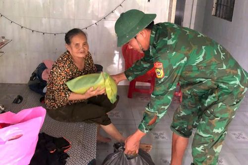 Những người lính biên phòng gác lại niềm riêng, đi về vùng tâm lũ giúp dân