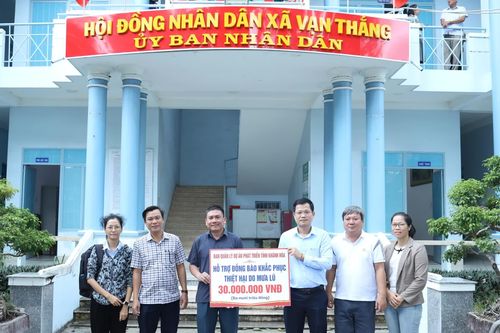 Ban Quản lý dự án Phát triển tỉnh trao tiền hỗ trợ cho đồng bào bị ảnh hưởng bởi mưa lũ