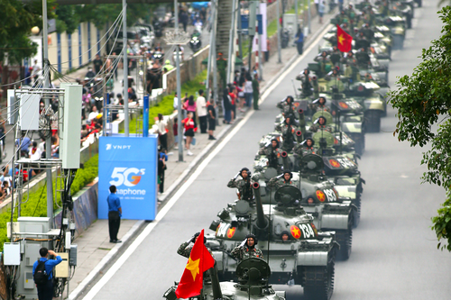 Đi giữa lòng nhân dân