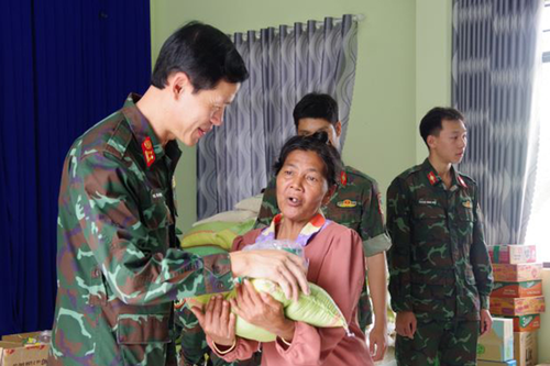 Trường Sĩ quan Thông tin tặng quà hỗ trợ nhân dân xã Tây Khánh Vĩnh