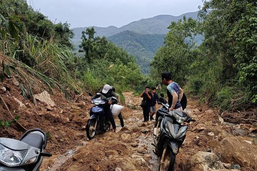 Người dân vùng lũ Đắk Lắk phải làm cầu tạm vượt suối