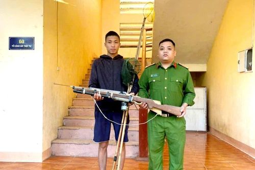 Công an xã Khả Cửu vận động người dân tự nguyện giao nộp vũ khí, vật liệu nổ, công cụ hỗ trợ
