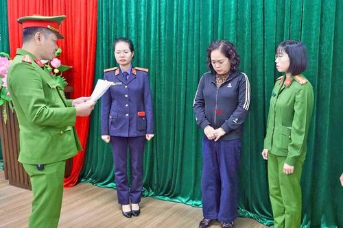 Bắt tạm giam cán bộ thuộc cơ quan Thuế về tội nhận hối lộ