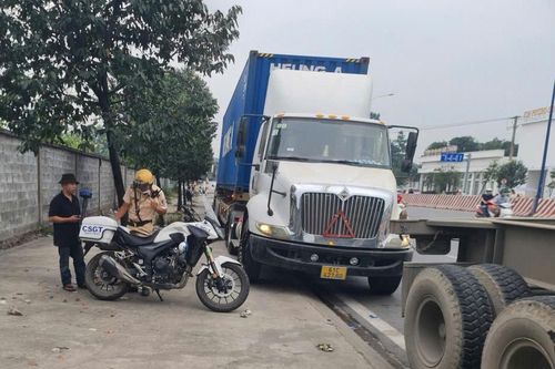 Xử lý hàng chục xe đầu kéo dừng đỗ sai quy định