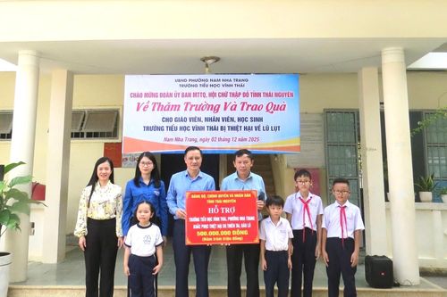 Tỉnh Thái Nguyên tặng quà cho người dân và trường học của tỉnh Khánh Hòa bị thiệt hại do mưa lũ