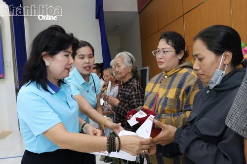 Hiệp hội Doanh nghiệp TP. Hồ Chí Minh tặng 500 suất quà cho người dân Khánh Hòa bị thiệt hại do mưa lũ