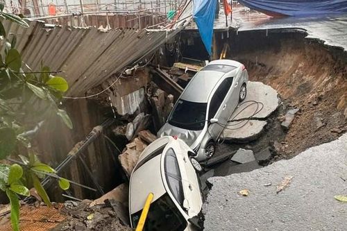 Thông tin mới về vụ mặt đường sụt lún khiến hai ô tô bị 'nuốt chửng'