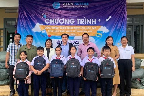 Hơn 2.500 học sinh Đắk Lắk nhận quà tiếp sức đến trường sau bão lũ