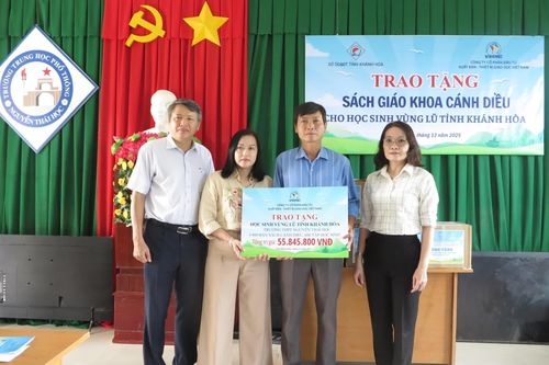 Tặng 14.680 bản sách giáo khoa cho 2 trường học vùng lũ