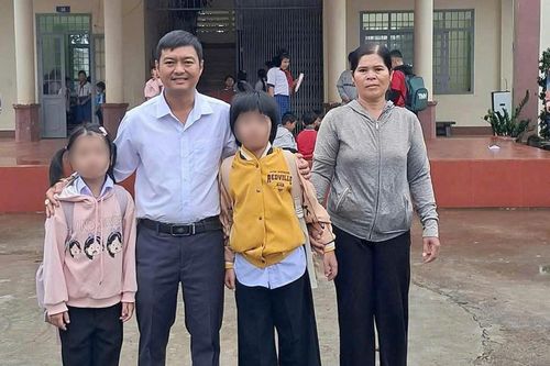 Bé gái bị cha xích chân, nhốt trong phòng bẩn thỉu được đến trường