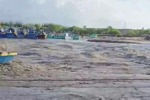 Tàu thuyền ven biển xã Liên Hương bị cuốn trôi