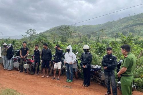 'Boy làng' ra đàng càn quấy!