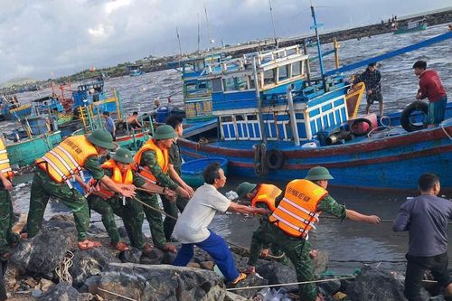 Nước sông Liên Hương lên cao, nhiều phương tiện của ngư dân bị chìm và trôi ra biển