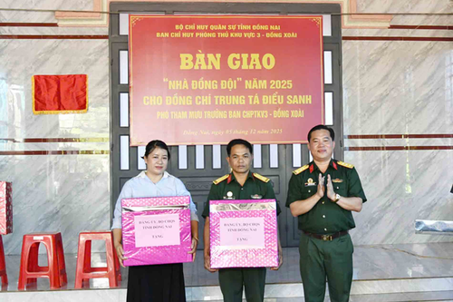 Ban chỉ huy Phòng thủ khu vực 3 - Đồng Xoài bàn giao 'Nhà đồng đội' tặng quân nhân khó khăn