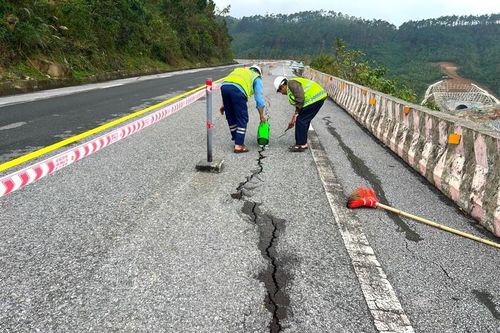 Xuất hiện vết nứt hàng chục mét trên QL1A đoạn Đèo Ngang