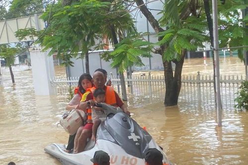 Ban Quản lý vịnh Nha Trang biểu dương lực lượng tham gia cứu hộ, cứu nạn trong mưa lũ