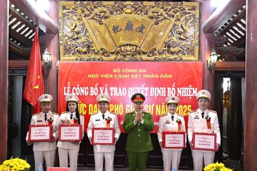 Học viện CSND trao quyết định bổ nhiệm chức danh phó giáo sư cho 10 nhà giáo