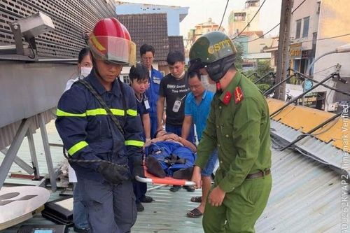 Hai cán bộ Công an phường kịp thời cứu giúp hai người dân gặp nạn