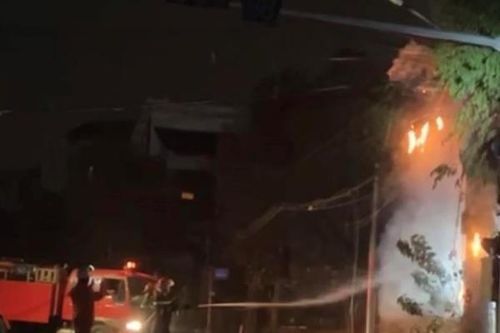 'Bà Hỏa'… múa lửa trên trụ điện