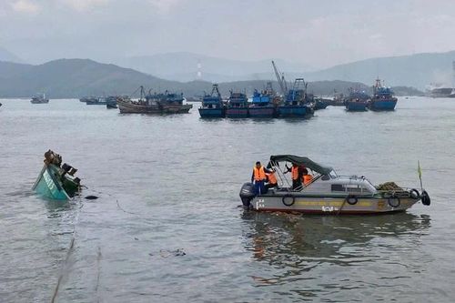 Cứu sống 4 ngư dân gặp nạn trên vùng biển Quảng Trị
