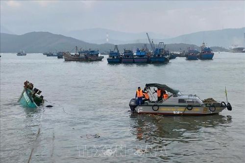Tàu cá bị chìm trên biển Hòn La, 4 ngư dân thoát nạn
