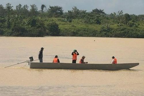 Người cha ngồi bên bờ sông mong tin con gái học lớp 11 mất tích sau giờ tan học