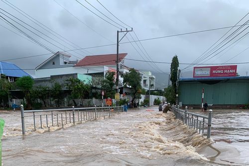 Mưa lớn gây ngập một số tuyến đường tại xã Vĩnh Hải