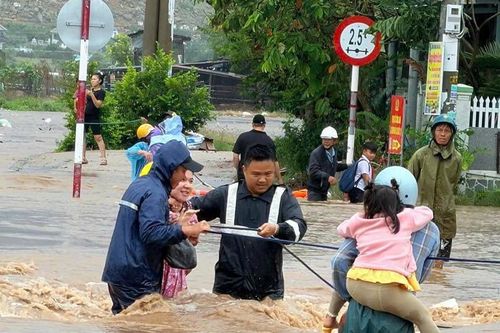 Mưa lớn gây ngập sâu một số nơi ở Khánh Hòa, nhiều trường phải học online