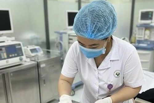 Người đàn ông bị thương nặng do áo mưa cánh dơi cuốn vào bánh sau xe máy