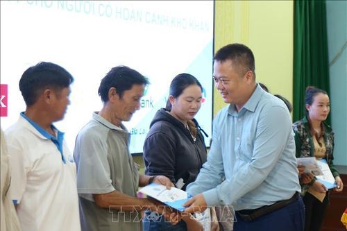 Tặng thẻ bảo hiểm y tế cho người dân có hoàn cảnh khó khăn vùng bão lũ