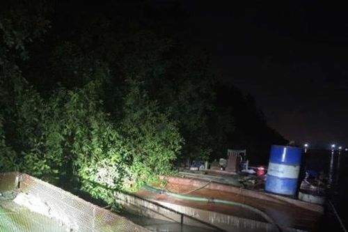 Tạm giữ 2 phương tiện hút cát trái phép giữa đêm khuya