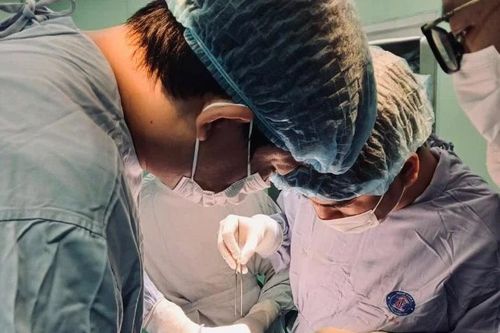 Có bướu giáp không điều trị, người bệnh bị đe dọa đường thở