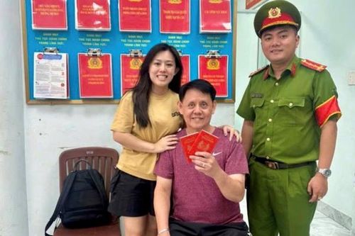 Công an phường tích cực giúp người nước ngoài đi lạc tìm được người thân
