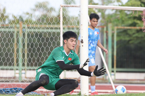 Cầu thủ cao nhất U22 Việt Nam lên tinh thần cho đồng đội trước trận bán kết gặp U22 Philippines
