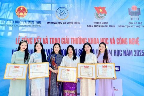 Đảng viên trẻ của bản làng đồng bào Rục