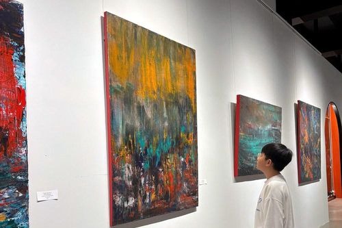 Khoảng lặng hội họa của một nữ sĩ quan