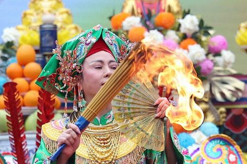 Lên xứ Đoài xem diễn xướng hầu đồng